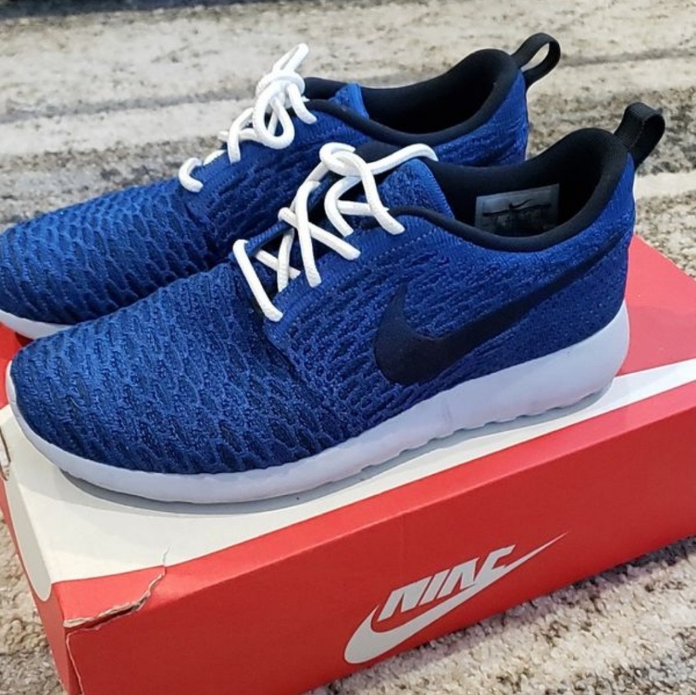 Nike Women's Roshe One Flyknits Size 7.5